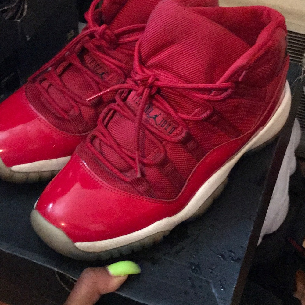 Air Jordan 11 low top red